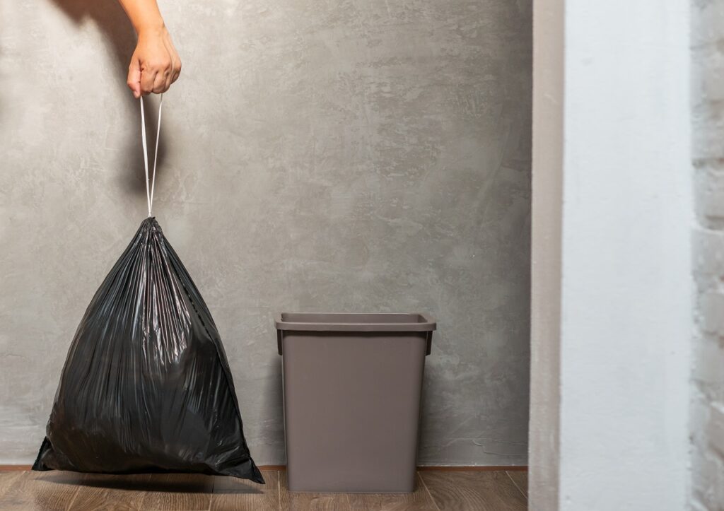 Drawstring garbage bags are designed with built-in drawstrings, making them easy to tie, carry, and dispose of without mess.