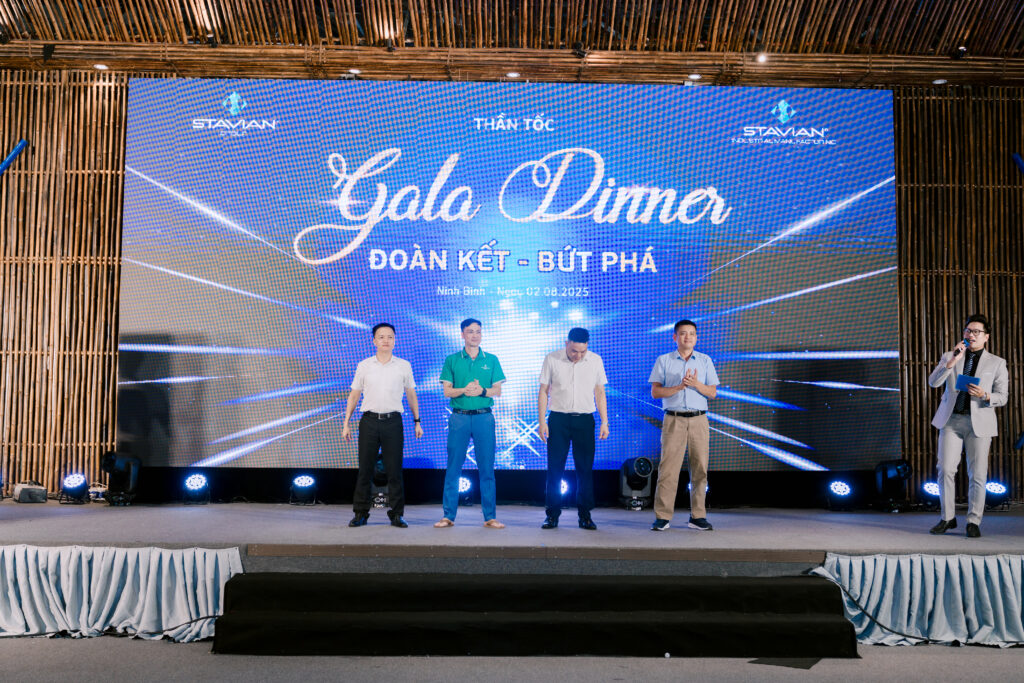 Awarding the outstanding teams in the Team Building activities